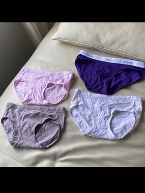 Hanes women’s coton Brief panties Set of 4 - New, never worn - Size 5 - Small